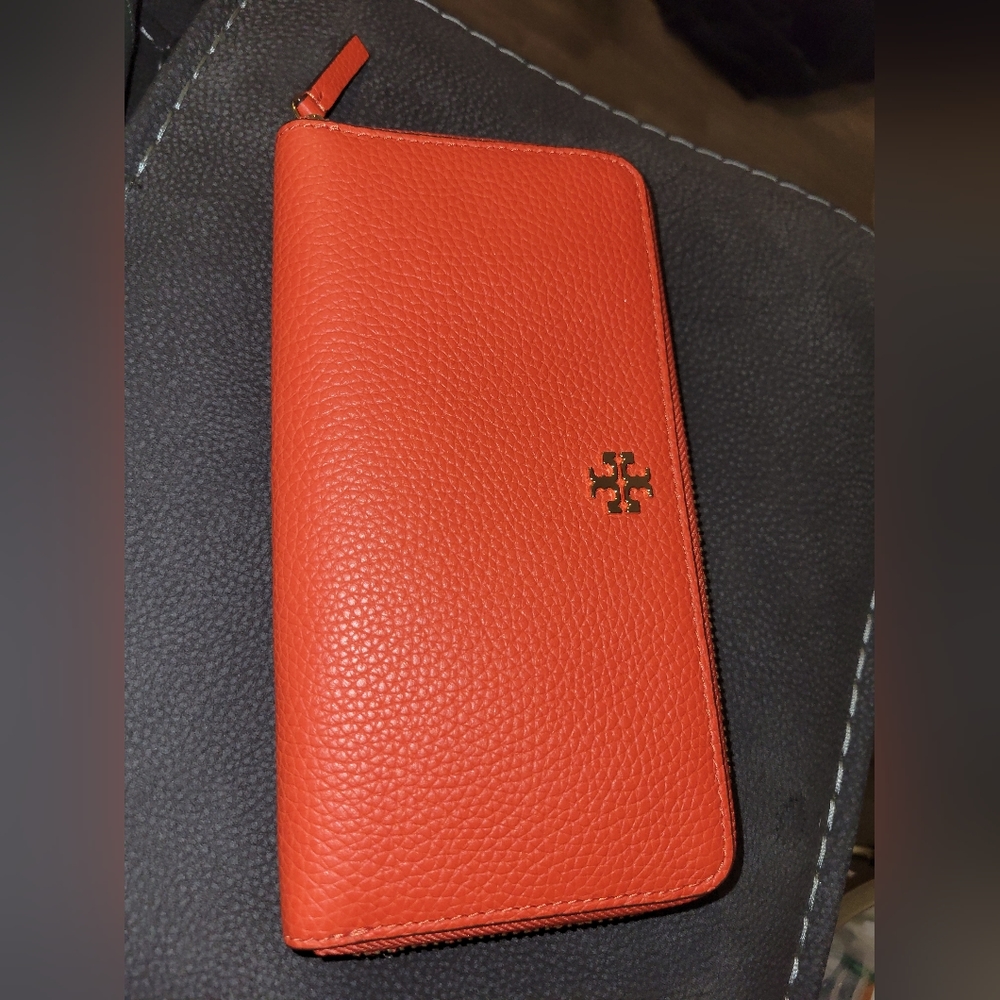 Tory Burch Carter Continental Wallet in  Poppy Red - Picture 3 of 6